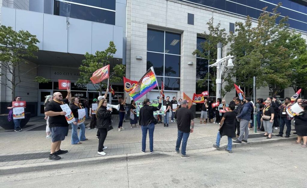 Les fonctionnaires contestent le retour obligatoire au bureau Thumbnail