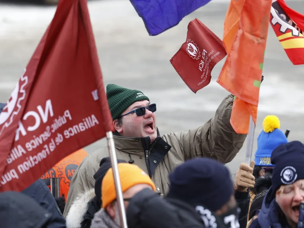 L’AFPC manifeste devant le Parlement pour protester contre les suppressions d’emplois dans la fonction publique Thumbnail